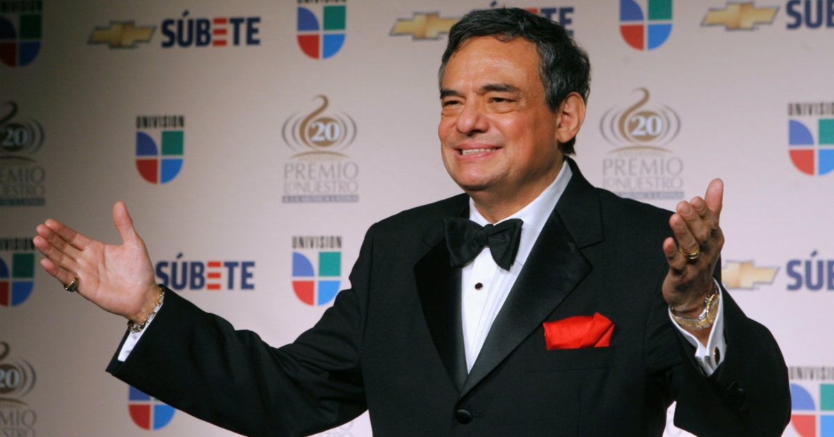 El cantante mexicano José José alza los brazos en una imagen de archivo © Reuters / Eric Thayer