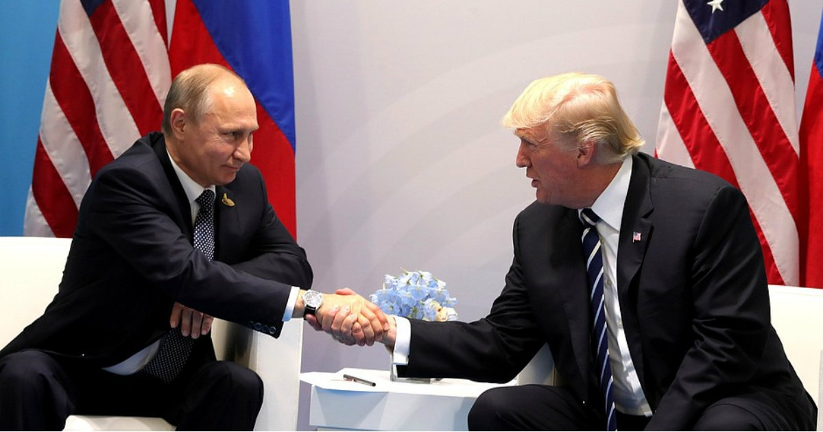 Vladimir Putin y Donald Trump se saludan en una imagen de archivo © kremlin.ru