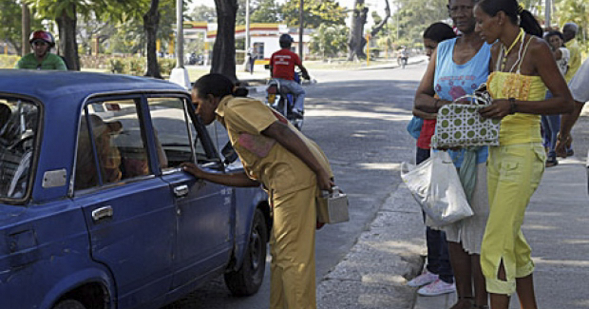 Inspector de tránsito ("amarillo") para un auto estatal en Cuba © YouTube