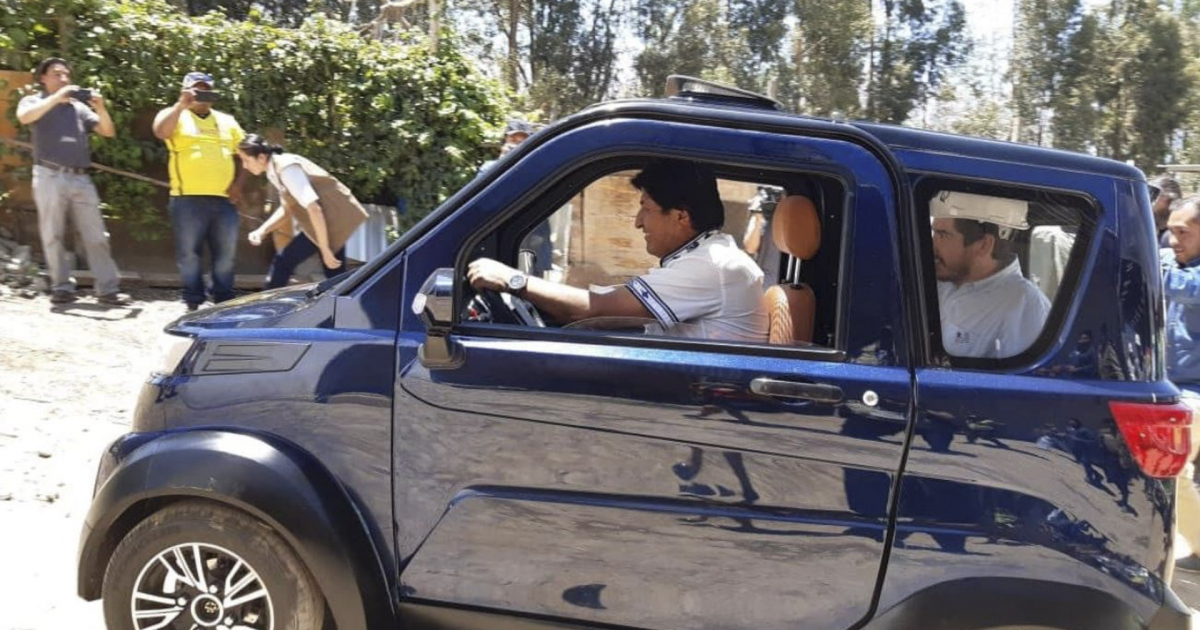 Evo Morales conduce primer auto eléctrico fabricado en Bolivia © Twitter/Evo Morales