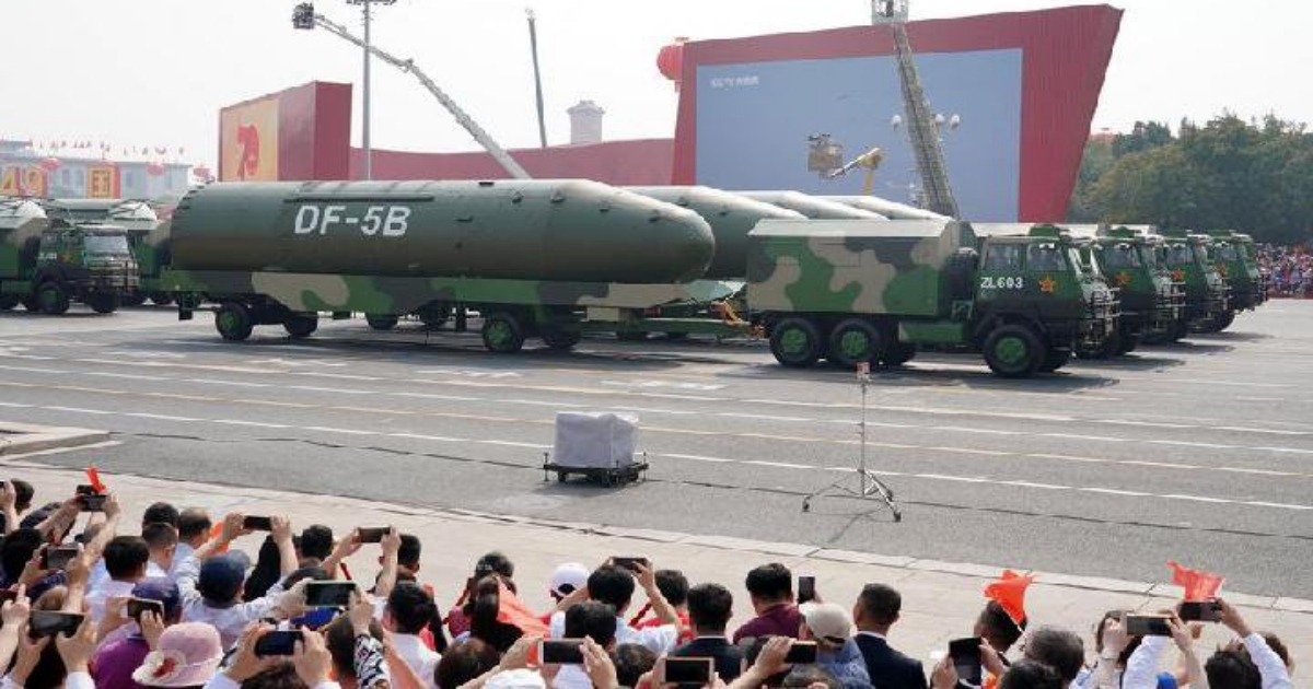 Misiles nucleares Dongfeng-5B en el desfile militar en China © Twitter / China Xinhua Español