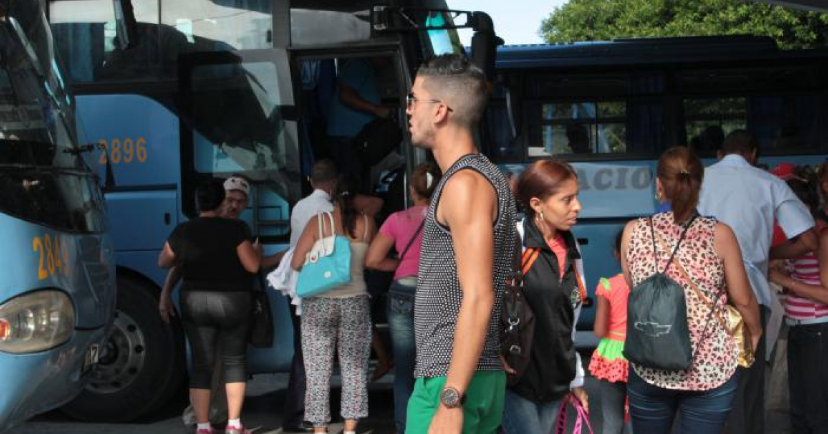 Pasajeros suben a un ómnibus en La Habana © Granma / Yaimí Ravelo
