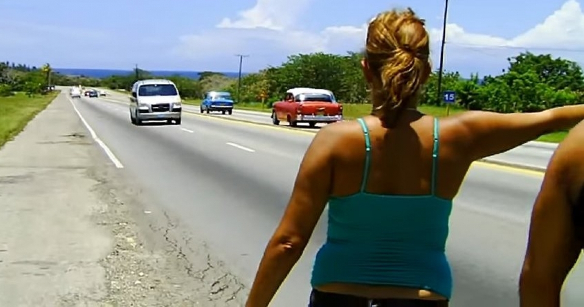 Cubanos pidiendo botella en La Habana © Captura de video en Youtube