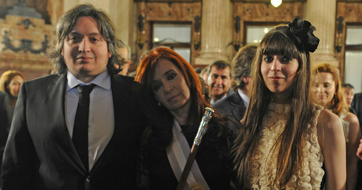 Cristina Fernández de Kirchner junto a sus hijos © Wikimedia Commons