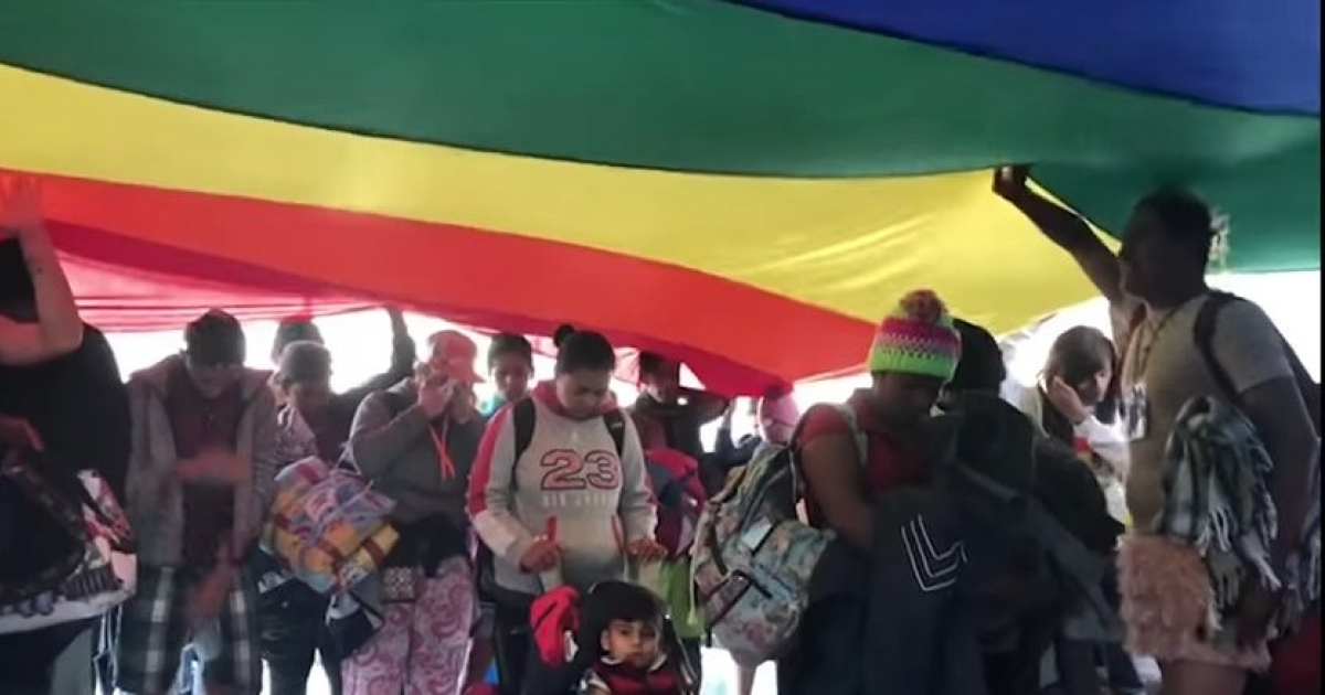 Llegada de grupo LGBT de la caravana de migrantes a Tijuana en 2018 (imagen referencial) © Captura de video en Youtube