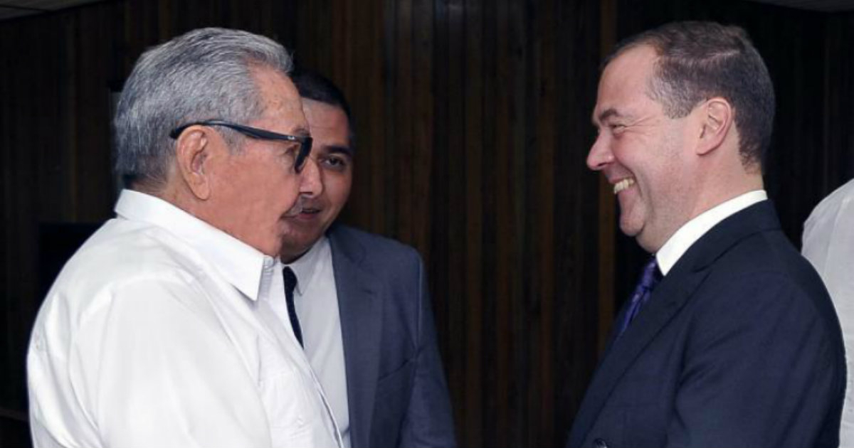 Raúl Castro junto al primer ministro ruso, Dmitri Medvédev © Estudios Revolución