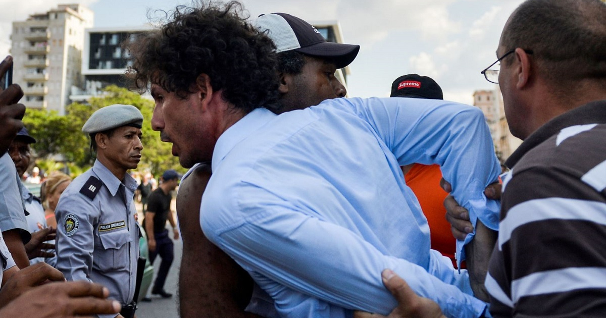 Arresto de Boris González Arenas, periodista independiente y colaborador de Diario de Cuba, el 11 de mayo, durante marcha del orgullo LGBTI. © AFP