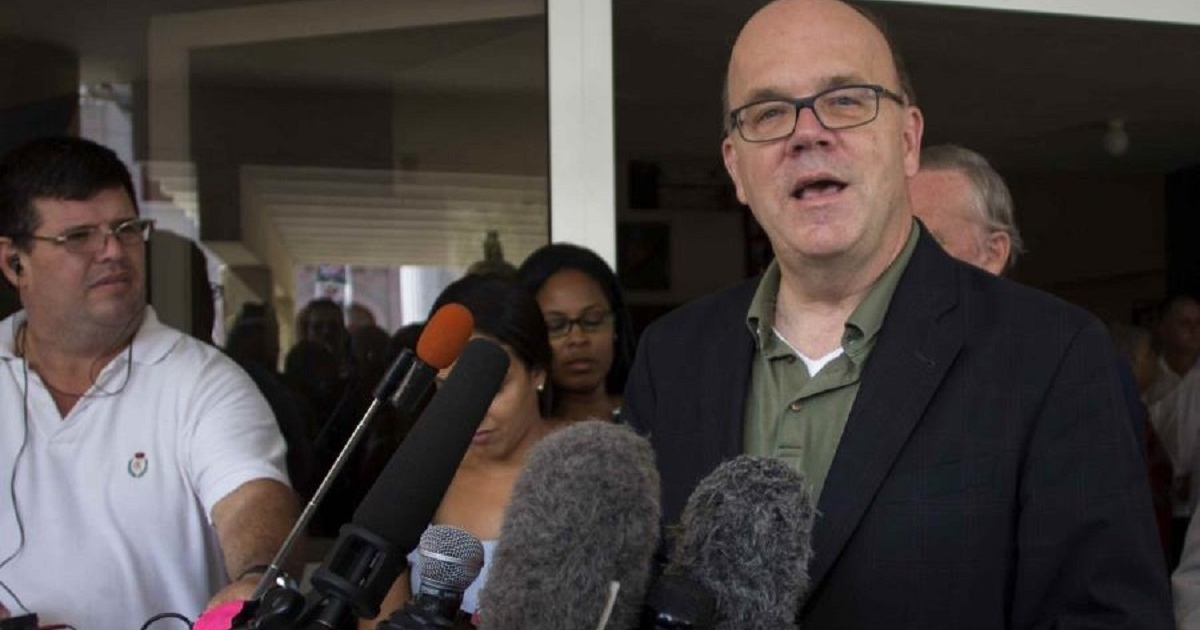 James McGovern se dirige a la prensa en La Habana. © AP