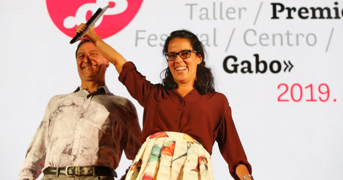 La periodista independiente cubana, Mónica Baró, en el momento de recibir su premio de periodismo © Facebook/Festival Gabo