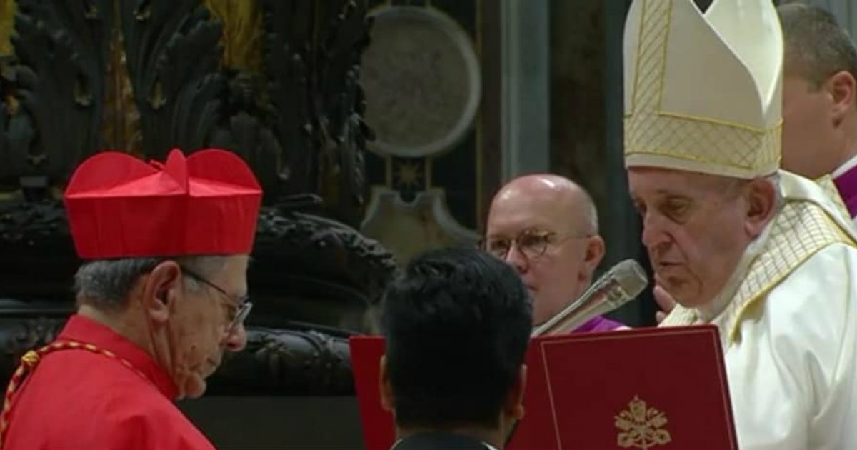Monseñor Juan de la Caridad García siendo nombrado cardenal por el papa Francisco © YuoTube / Vaticano News (Captura de video)