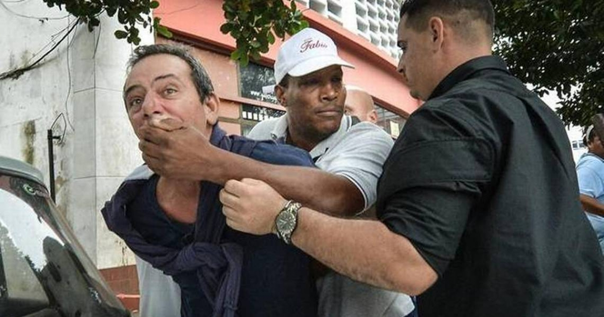 Arresto del periodista independiente Yuri Valle(imagen referencial) © CiberCuba