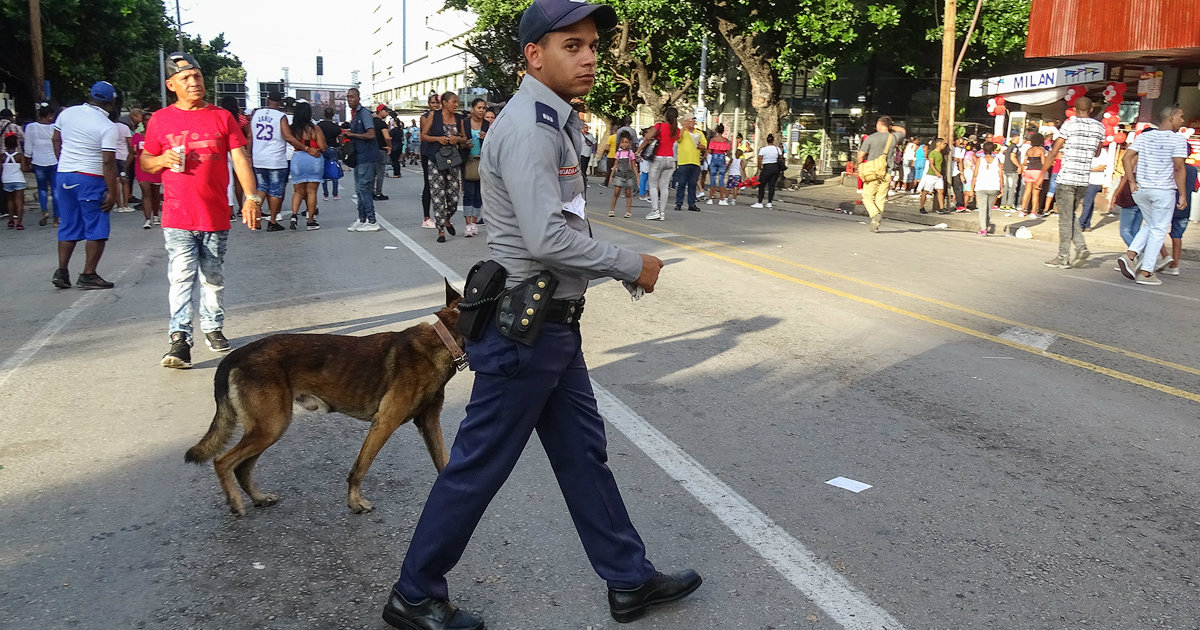 Policía cubano en La Habana © CiberCuba
