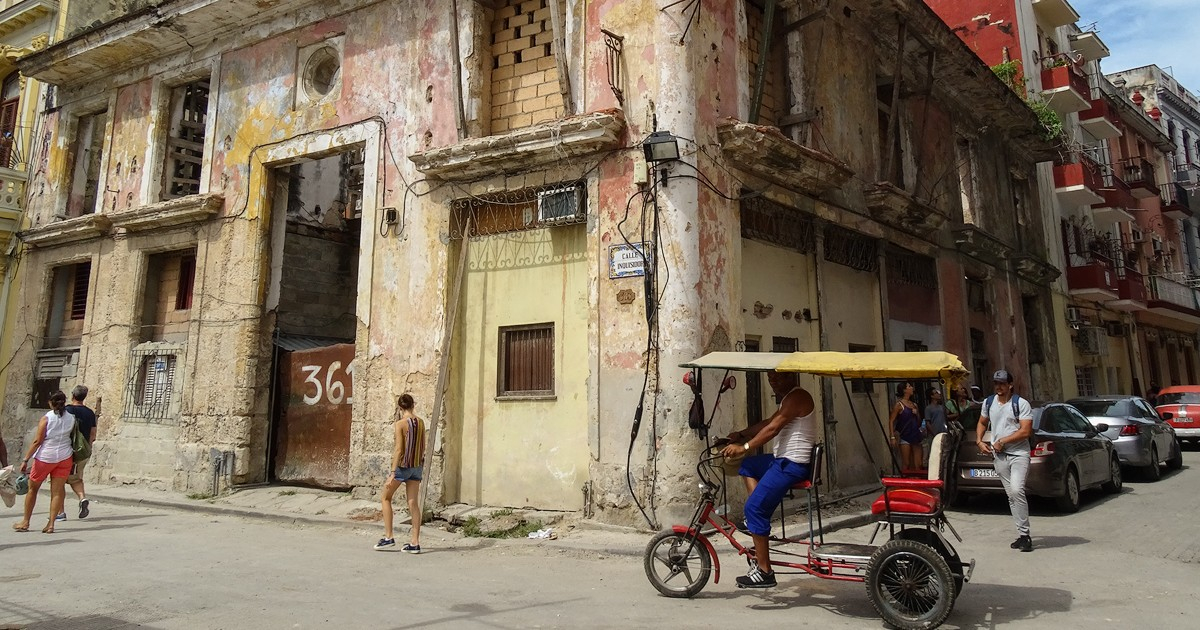 Cubanos caminando por La Habana © CiberCuba