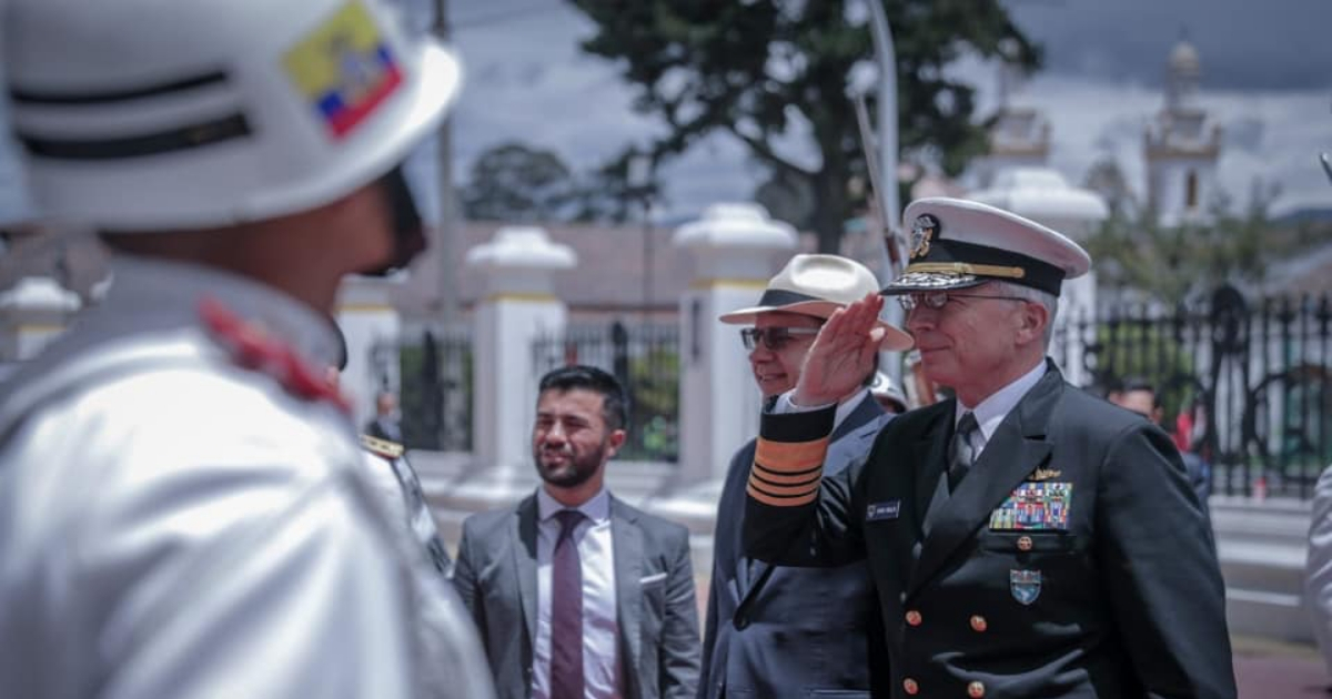 El almirante de la Marina Craig S. Faller (i), en una visita a Ecuador, imagen de referencia. © Flickr / U.S. Embassy Ecuador