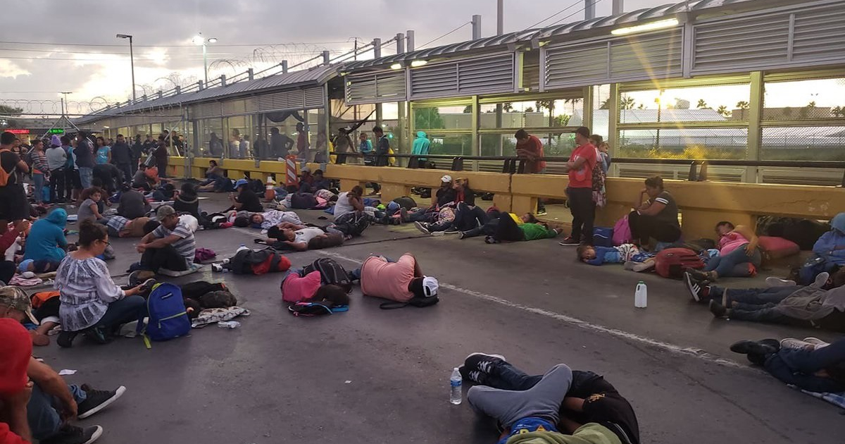 Migrantes apostados en puente de Tamaulipas © Twitter/@Martinez1MX