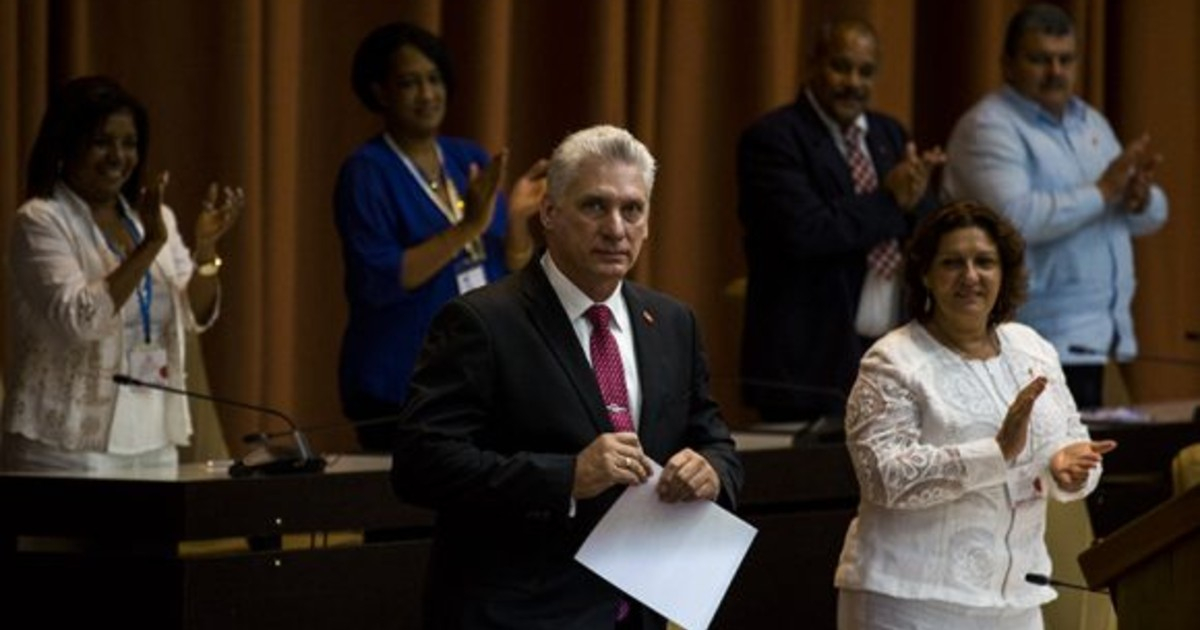 Díaz-Canel en el momento en que asume su segundo mandato © Cubadebate / Irene Pérez