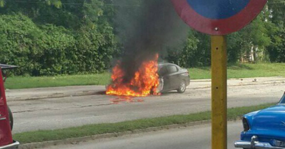 Auto envuelto en llamas frente al Hospital Pediátrico William Soler. © Facebook / Juliskan Vazquez Salazar