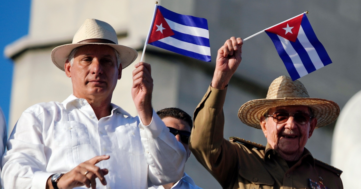 Miguel Díaz-Canel y Raúl Castro en la Plaza de la Revolución © Reuters/ Alexandre Meneghini
