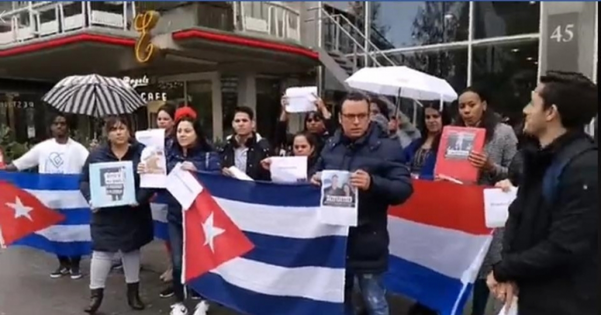 Cubanos protestan frente al consulado cubano en Rotterdam, Holanda. © Facebook / William Felipe Prieto