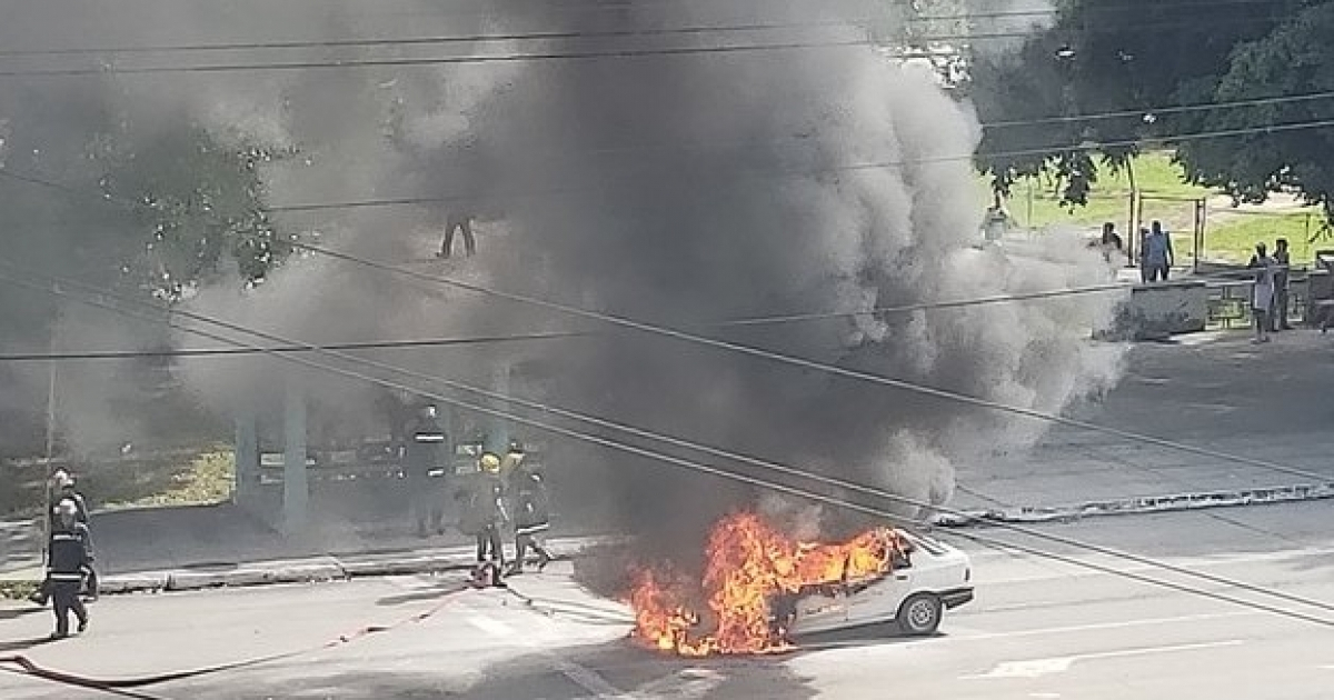 El auto en el momento en que ardía © Andy García/ Twitter 