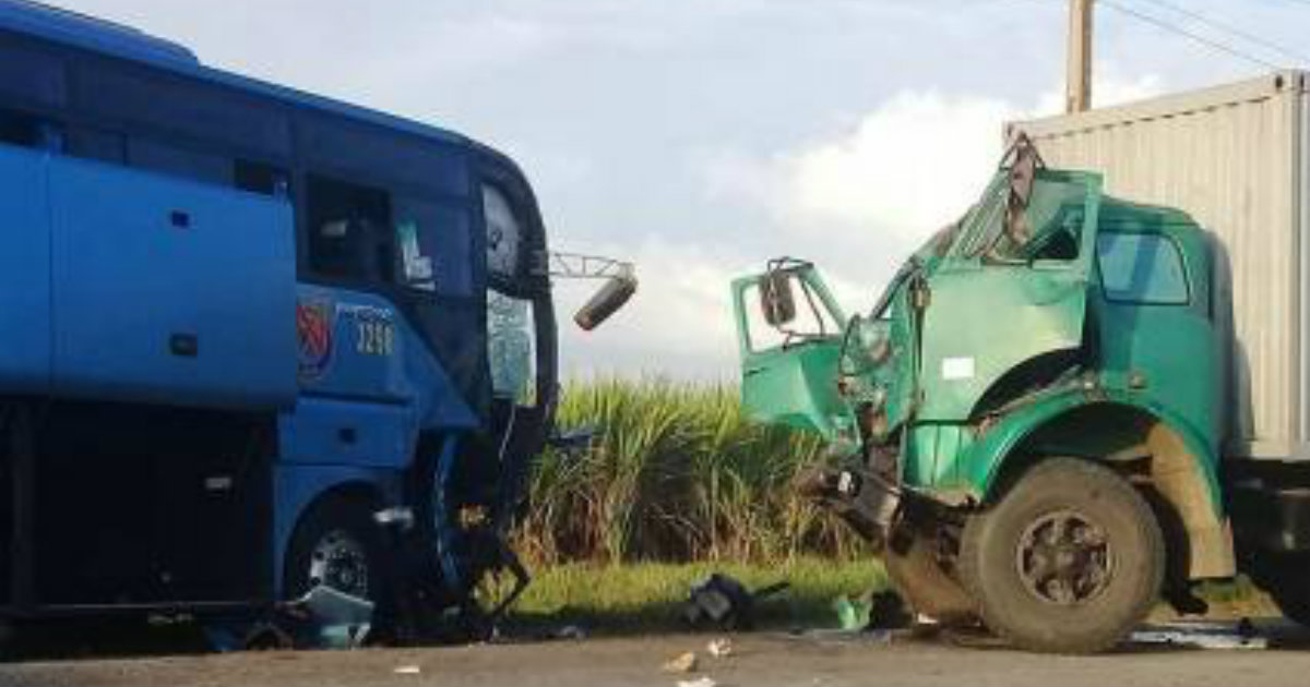 Un autobús y un ómnibus accidentados en Cuba © Agencia Cubana de Noticias 