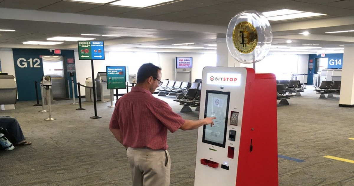 ATM de bitcoin en el aeropuerto de Miami © Twitter / Bitstop