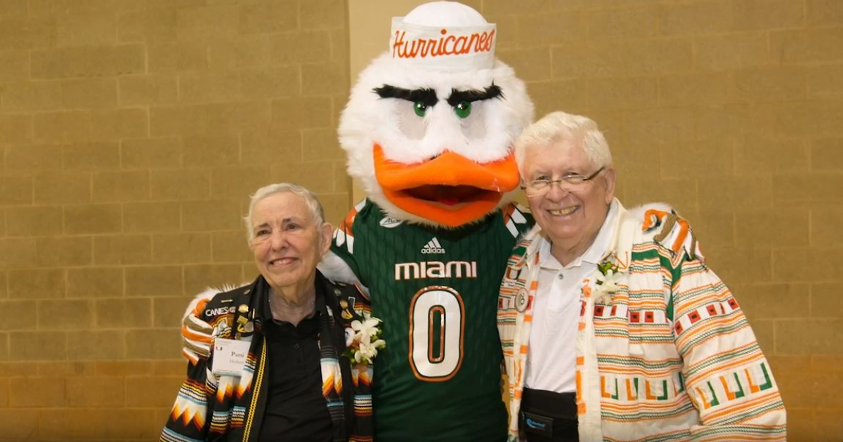 Patti y Allan Herbert, junto a una mascota de la Universidad de Miami. © Captura de pantalla de YouTube / University of Miami 