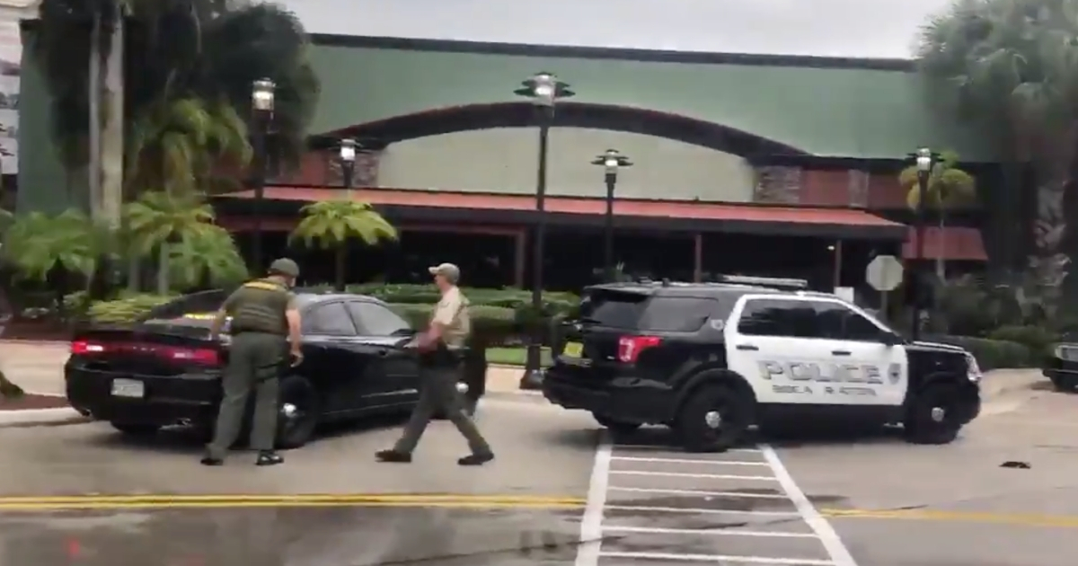 La policía en el mall durante el presunto tiroteo © Captura de pantalla de Twitter / Andrew Dymburt