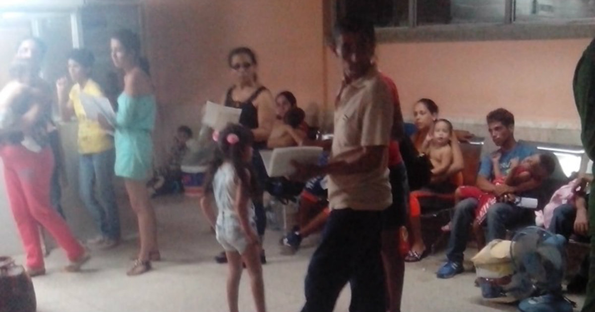 Niños esperan ser atendidos en el Hospital Pediátrico en Holguín © Facebook / Ramón Zamora Rodríguez