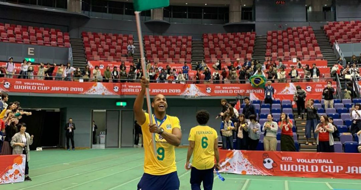 El cubano Yoandy Leal alza la bandera de Brasil tras la victoria en Japón © Instagram / Yoandy Leal