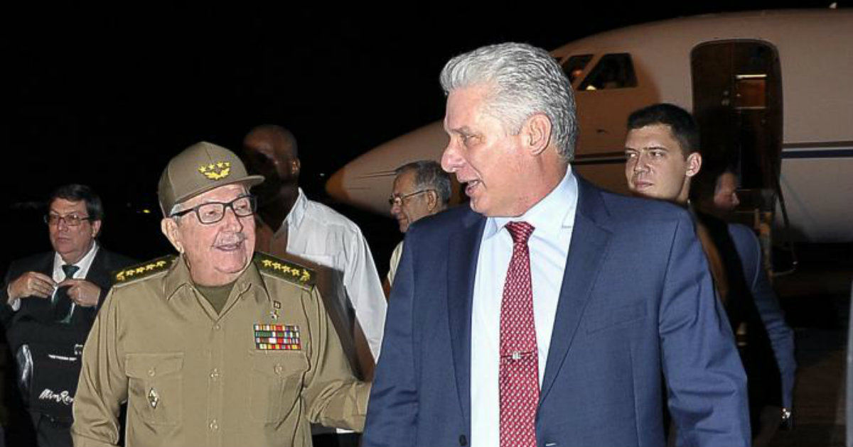 Raúl Castro y Miguel Díaz-Canel en Cuba. © Estudios Revolución