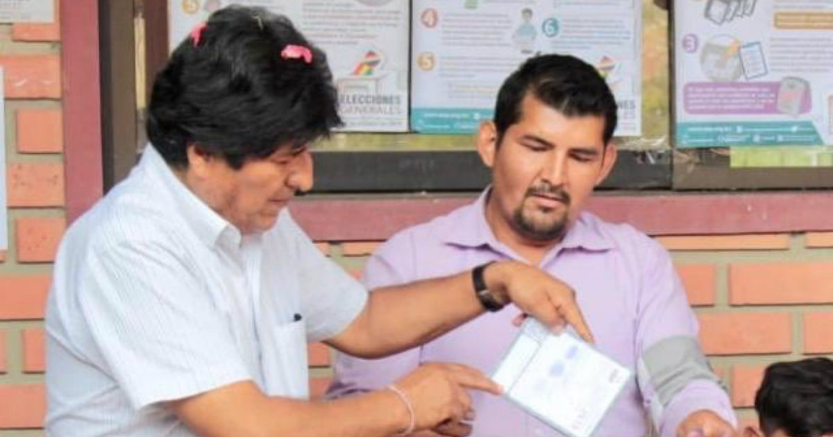 Evo Morales deposita su voto © Twitter / @evoespueblo