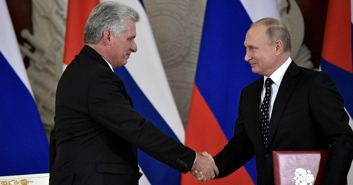 Díaz-Canel y Putin estrechan la mano durante un acto oficial © Kremlin / Archivo