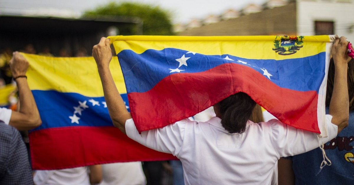 Venezolanos con sus banderas (imagen de referencia). © Twitter / USAID