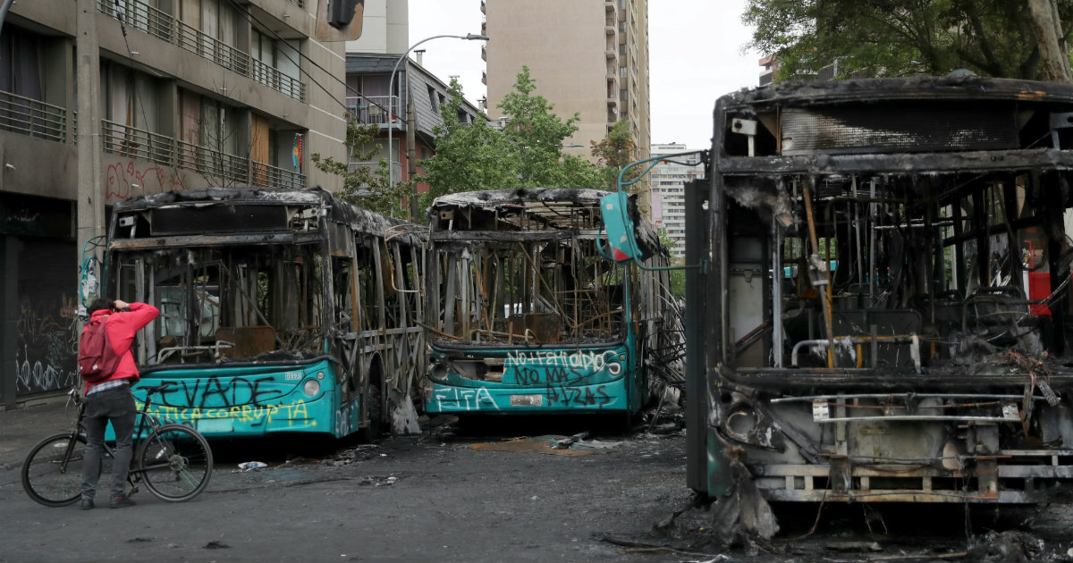 Autobuses quemados durante las protestas en Chile © REUTERS/Ivan Alvarado