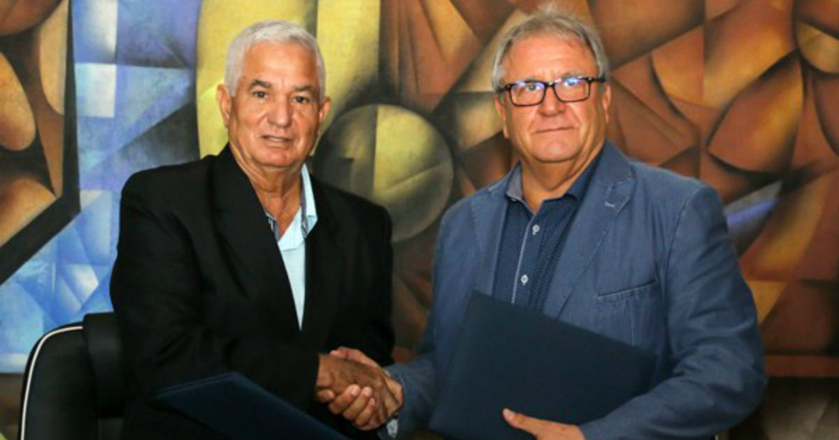 Higinio Vélez y Fraccari Riccardo estrechan las manos para cerrar el acuerdo © Jit