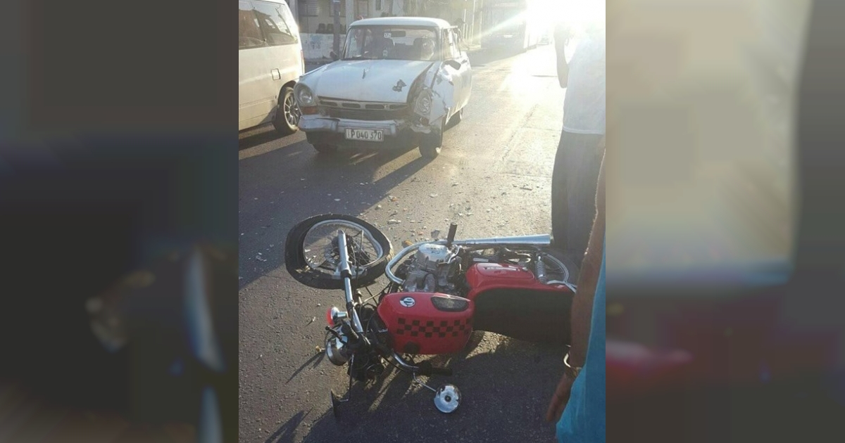 Accidente de tránsito en la Calzada de Luyanó © Facebook / Amigos del motor