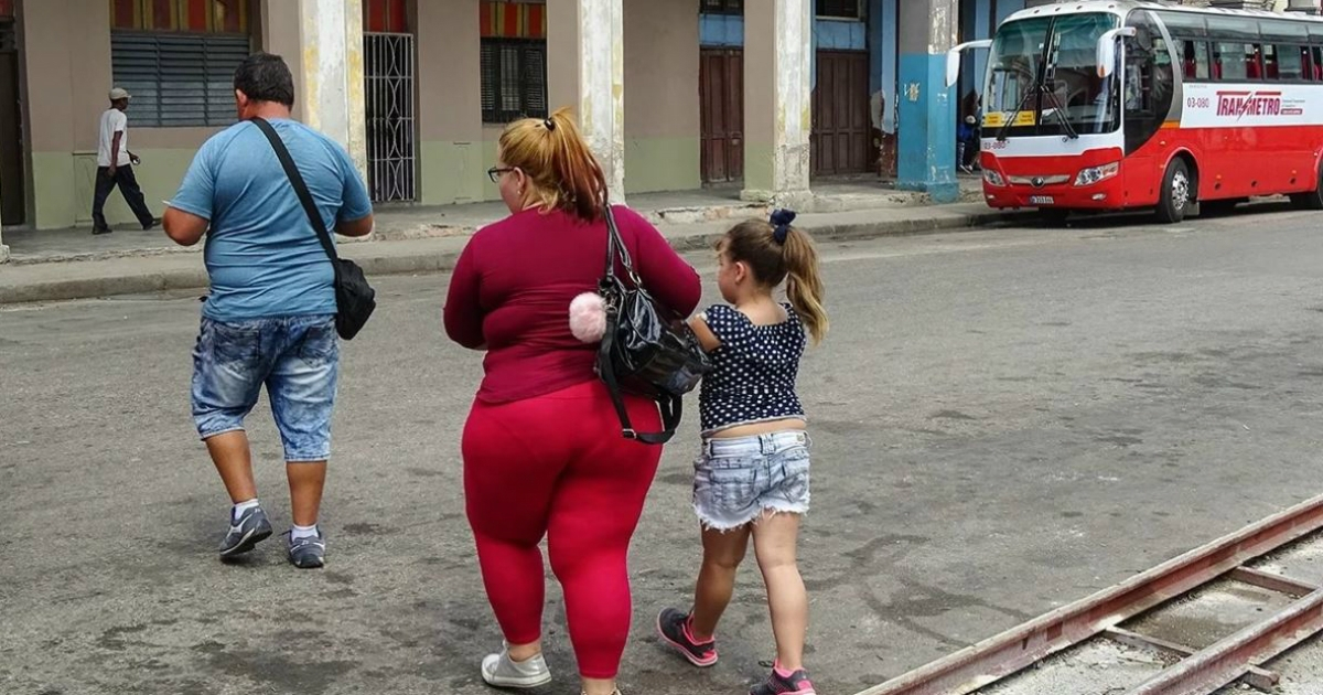Madre cubana y su hija, ambas obesas © CiberCuba