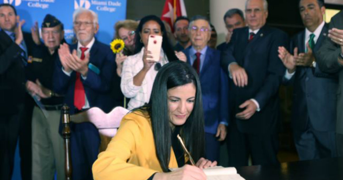 Rosa María Payá, promotora de CubaDecide, en la firma del Acuerdo. © OCB / Roberto Koltun