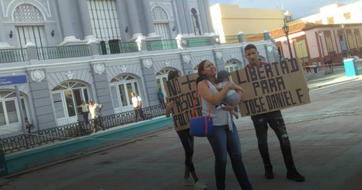 La familia de José Daniel Ferrer pidiendo la liberación del preso político. © Twitter / Ernesto Oliva Torres