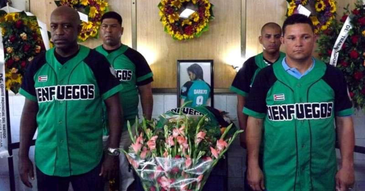 Miembros del equipo de pelota de Cienfuegos rindieron tributo a los restos mortales de la periodista fallecida © Facebook/ Glenda Boza Ibarra