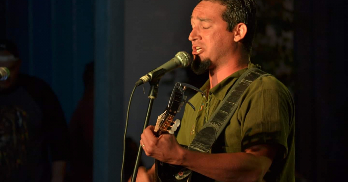 Tony Fuentes, durante una presentación en vivo © CiberCuba 