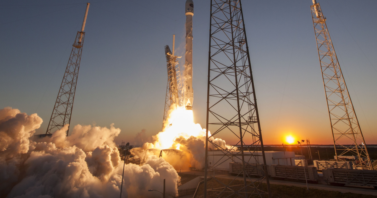 Cohete Falcon 9 despega desde Cabo Cañaveral (archivo) © Wikimedia