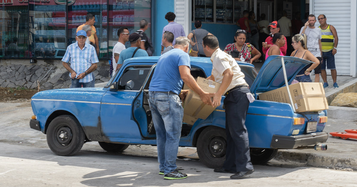Cubanos comprando en las nuevas tiendas en divisa © CiberCuba