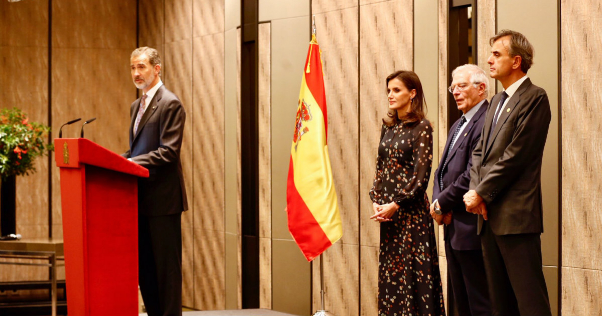 Su majestad el Rey acompañado de la reina Letizia y el canciller en funciones Josep Borrell © Twitter / Casa Real