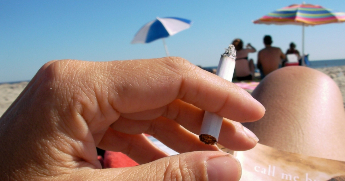 Persona fumando en una playa © Flickr/ Shannon Holman