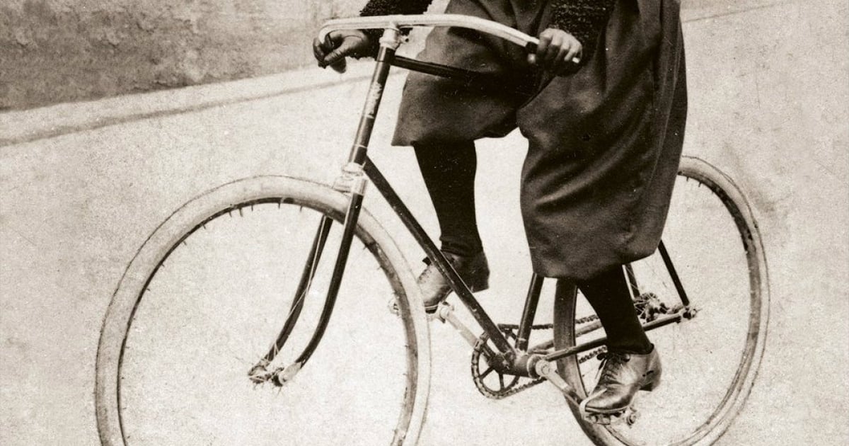 Mujer en bicicleta © Twitter Javier Flores/ Bicis y mujeres rebeldes.