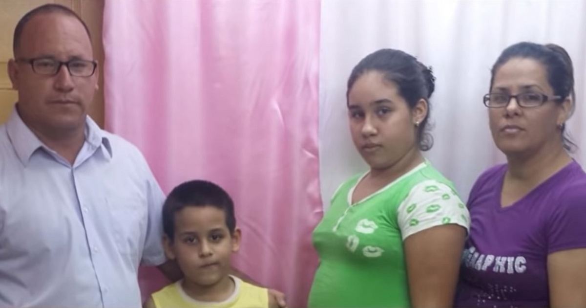 Los líderes religiosos Ramón Rigal y Ayda Expósito, junto a sus hijos. © Captura de pantalla de Youtube