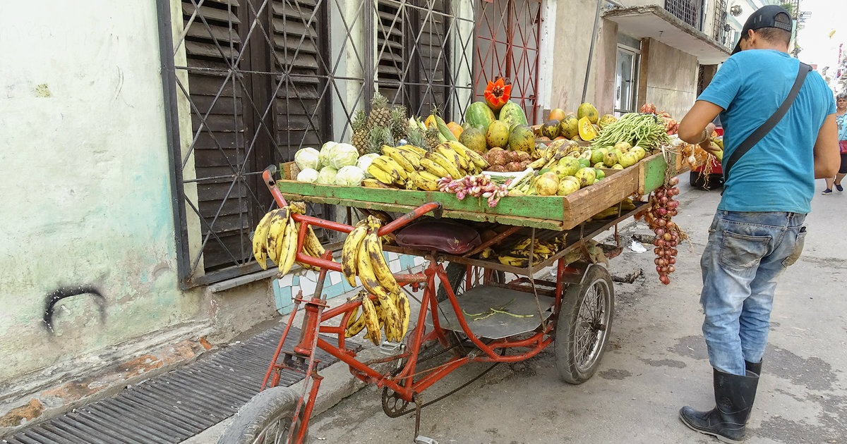 Carretilleros ambulantes en Cuba © Cibercuba