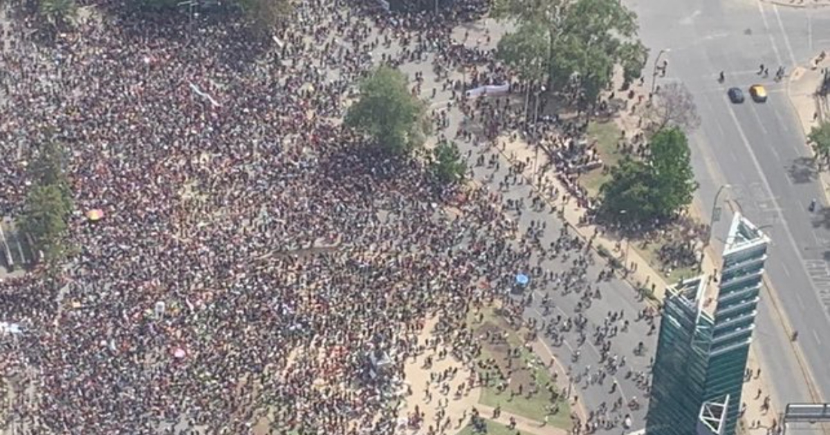 Vista aérea de protesta en Chile (imagen de referencia). © Twitter / Ejército de Chile